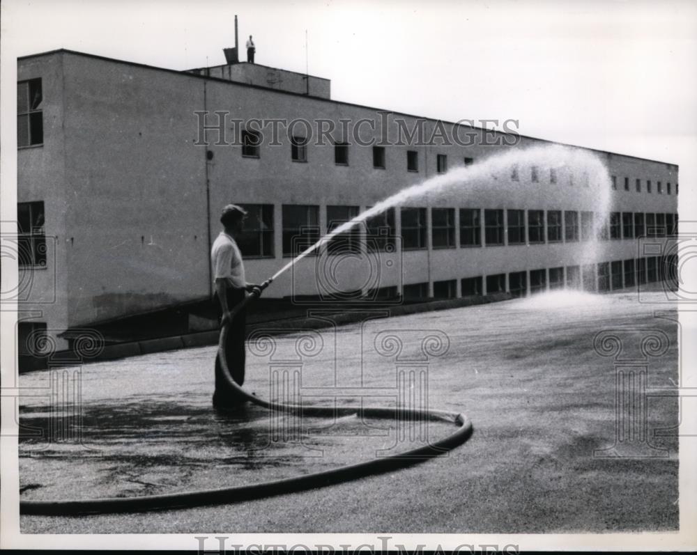 1957 Press Photo An Employee Cooling Down The Parliament Building - nee86528 - Historic Images