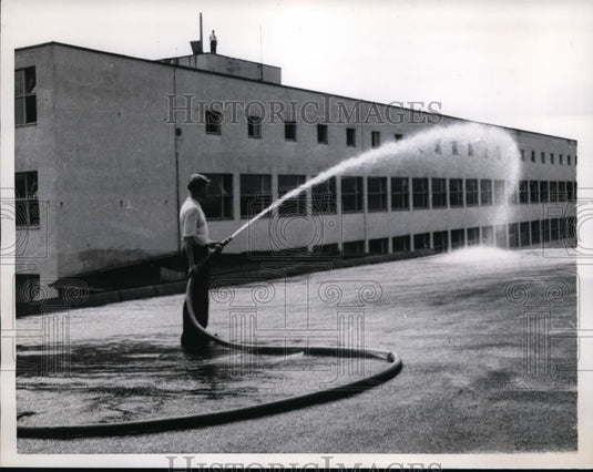 1957 Press Photo An Employee Cooling Down The Parliament Building - nee86528 - Historic Images
