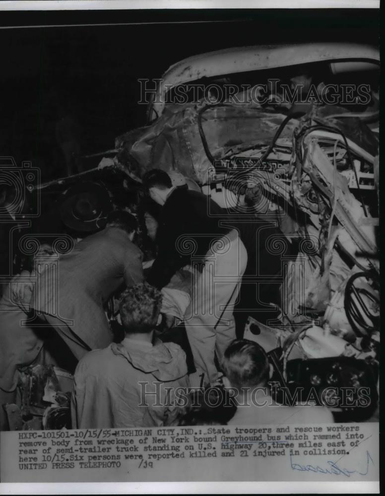 1955 Press Photo Indians state troopers &amp; rescue workers remove body from bus - Historic Images