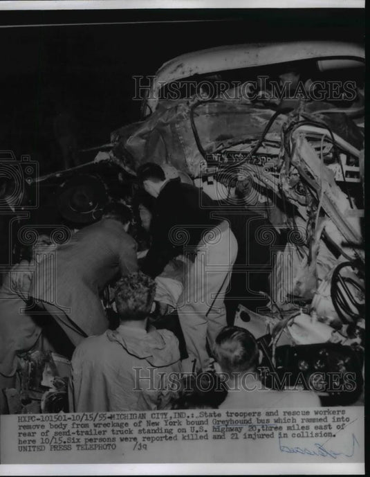 1955 Press Photo Indians state troopers & rescue workers remove body from bus - Historic Images
