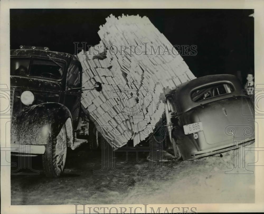 1940 Press Photo Pile Of Lumber Landed On The Car - nee90648 - Historic Images