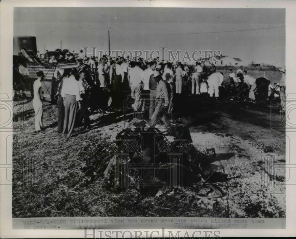 1952 Press Photo Crowd gathers at site of Greyhound bus crash - nee93515 - Historic Images