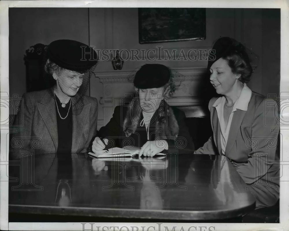 1945 Press Photo Mrs.Harry Truman contributes for YMCA Building in Manila - Historic Images