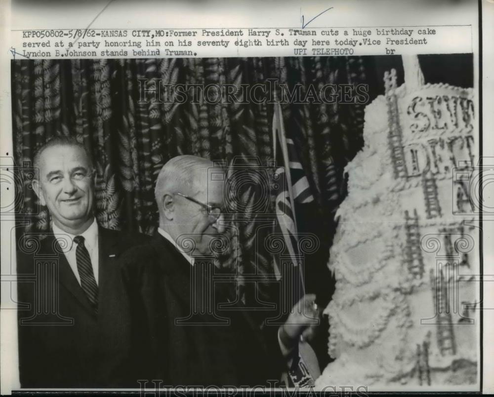 1962 Press Photo Harry S. Truman cuts his 78th birthday cake - nee93450 - Historic Images