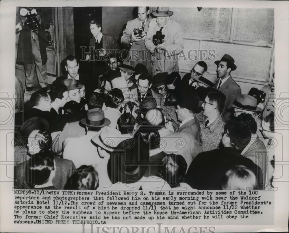 1953 Press Photo President Harry Truman surrounded by reporters on morning walk - Historic Images