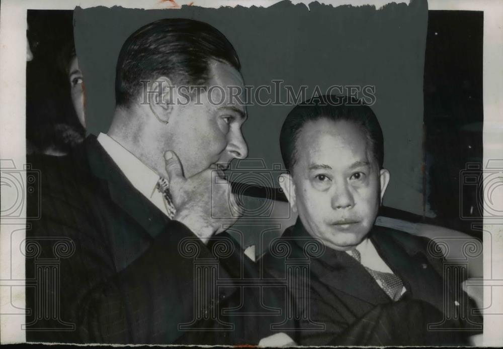 1955 Press Photo Henry Cabot Lodge Jr talks with General Carlos P Romulo - Historic Images