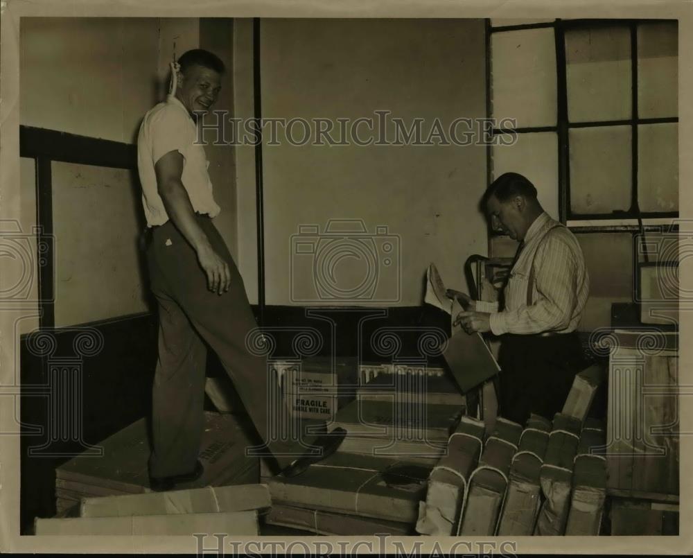 1949 Press Photo Pittsburgh Bookie Raid with Patrolman Richard Cisan - nee92288 - Historic Images