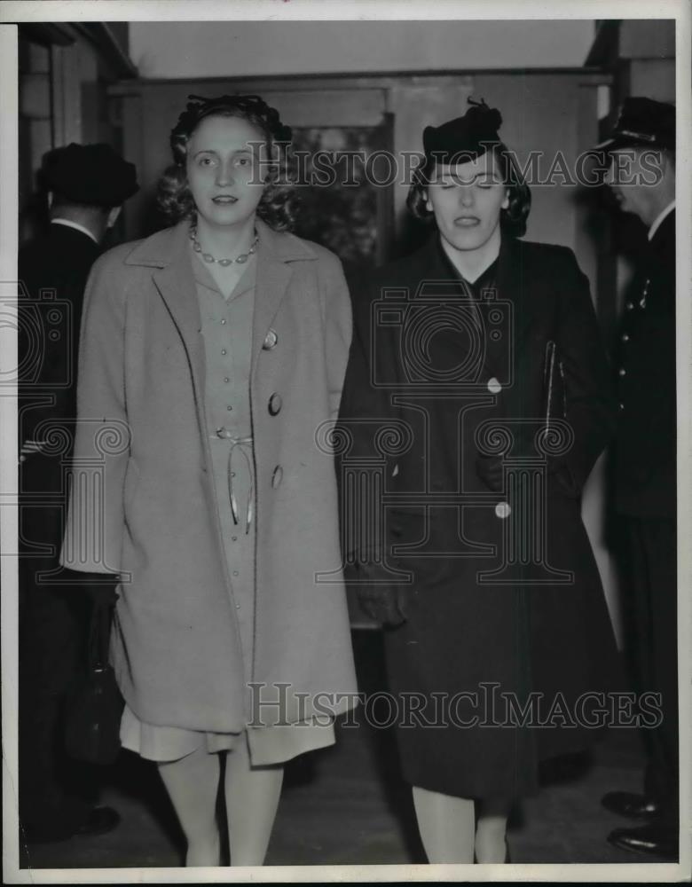 1945 Press Photo Miss Margaret Accompanied By Miss Jane Lingo At The Capitol - Historic Images