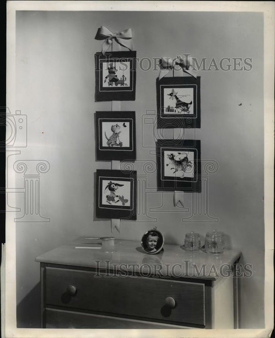 1958 Press Photo A display of pictures & dresser for a child's room at a home - Historic Images