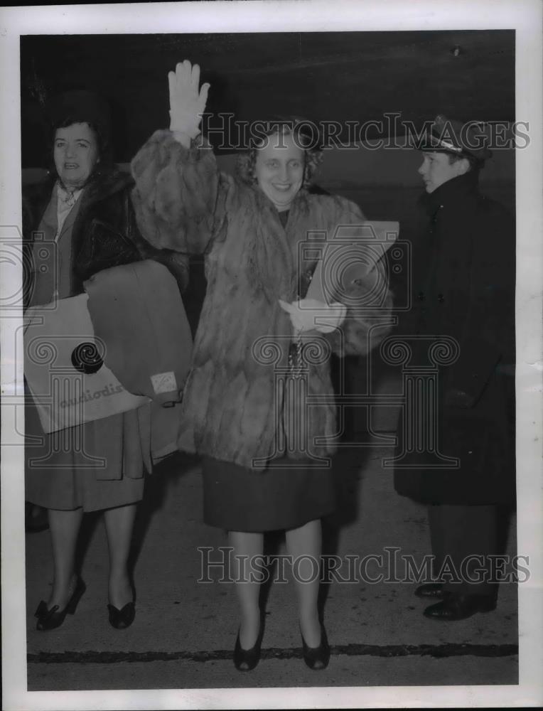 1947 Press Photo Margaret Truman Waves At The Crowd At Willow Run Airport - Historic Images