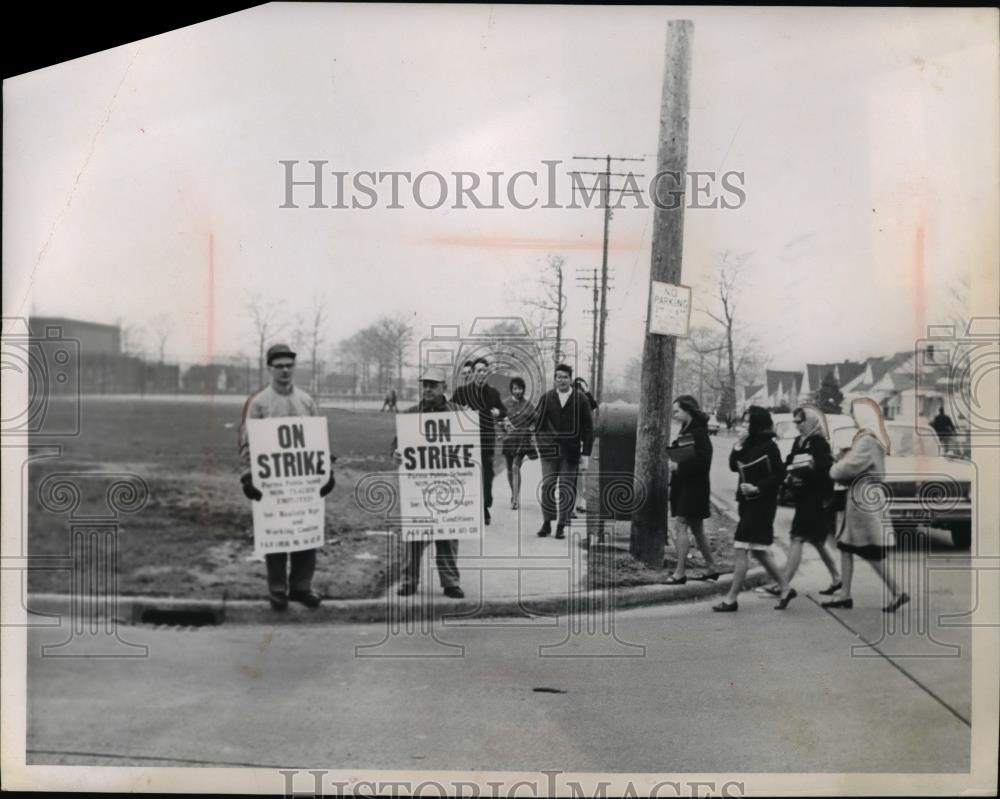 1967 Press Photo Parma School employees on strike - nee92413 - Historic Images