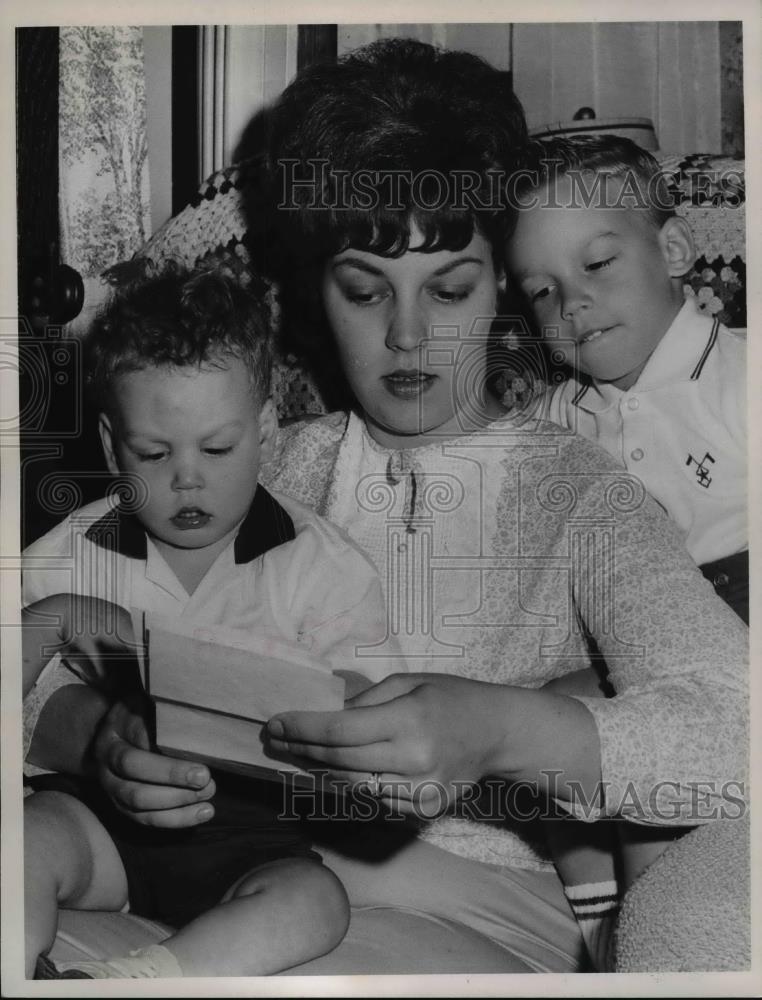 1966 Press Photo Mrs James Lisi with sons Kenny 17 months and Jimmy 3 - Historic Images