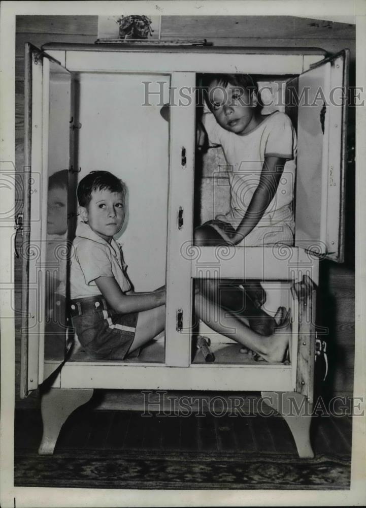 1939 Press Photo Horace Hurst and Emory Andrews trapped forty minutes in oce box - Historic Images