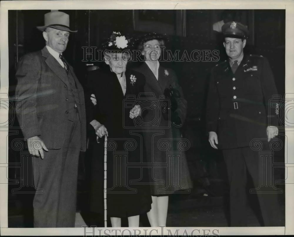 1945 Press Photo Mrs. Martha Truman,Pres. Truman mother arrived at Kansas City - Historic Images