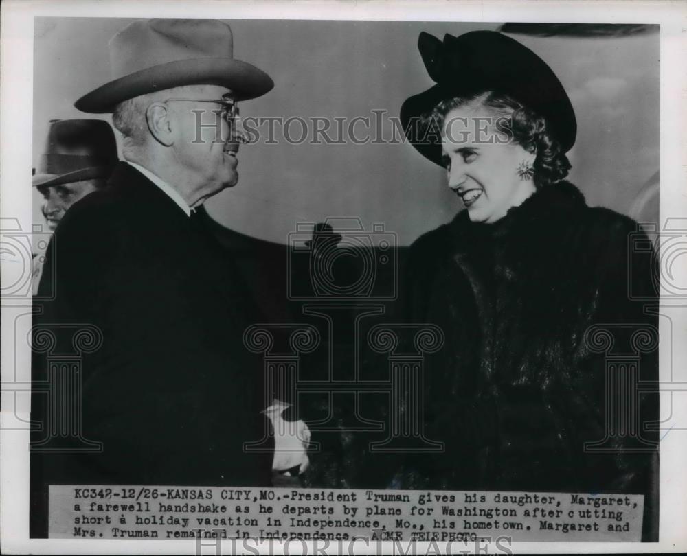 1951 Press Photo Pres. Truman give daughter Margaret farewell shake hands - Historic Images