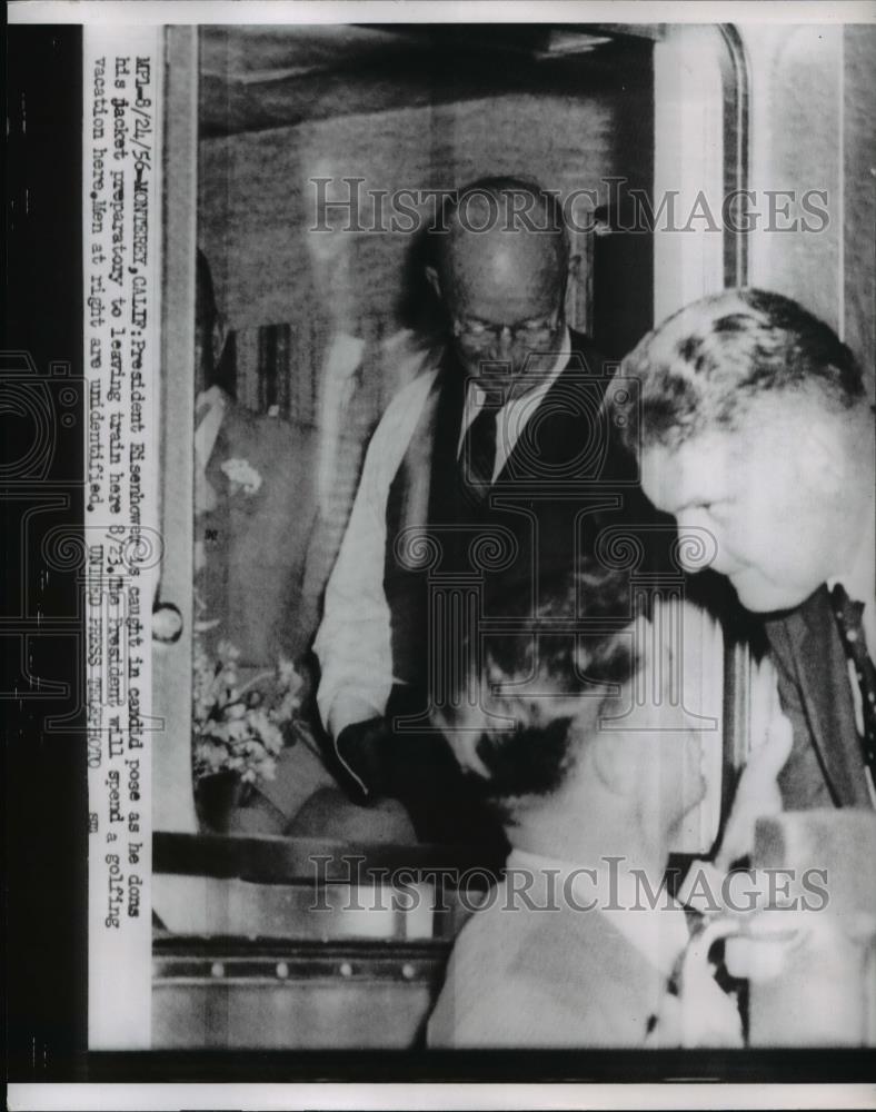 1956 Press Photo President Eisenhower As He Prepares To Leave The Train - Historic Images