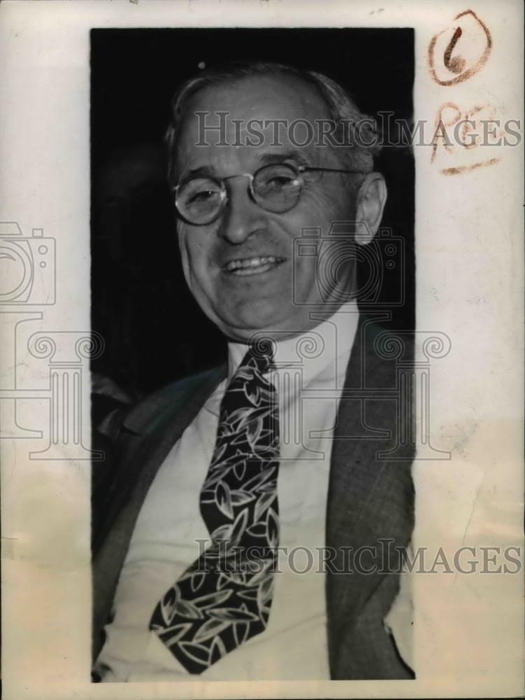 1945 Press Photo President Truman Wearing A White Shirt And Necktie - nee92037 - Historic Images