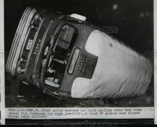 1954 Press Photo Police searching for car believed to cause bus crash - Historic Images