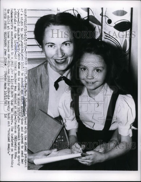 1956 Press Photo Mrs Mary Schoenheit & daughter Mary in Jefferson City MO - Historic Images