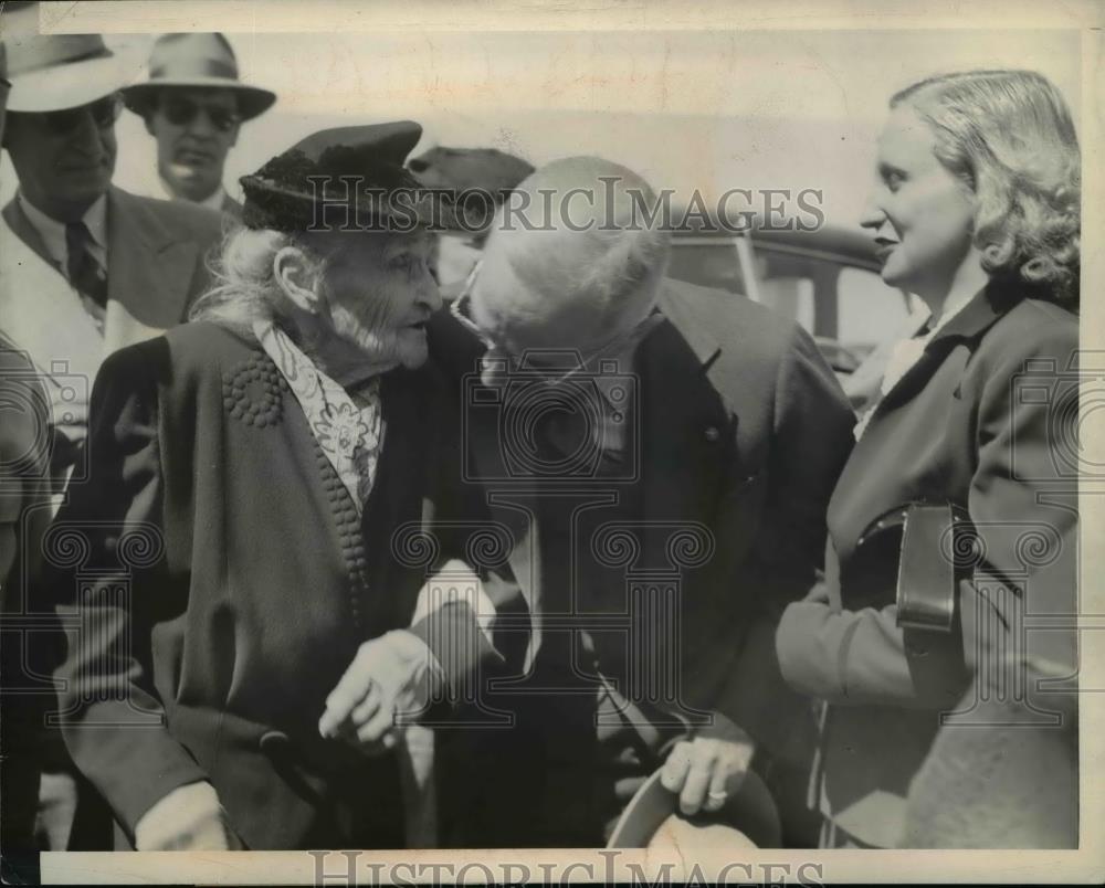 1945 Press Photo Pres. Harry Truman tells goodbye to his mother at Grandview Mo - Historic Images