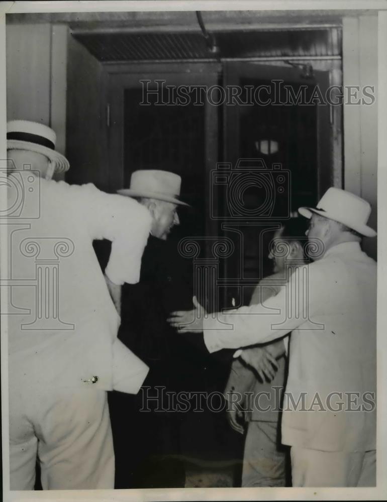 1939 Press Photo Dr James Monroe Smith enters jail after indictment - nee92074 - Historic Images