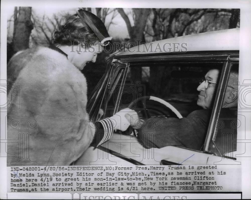 1956 Press Photo Former President Harry Truman greeted by Melda Lynn - nee91776 - Historic Images