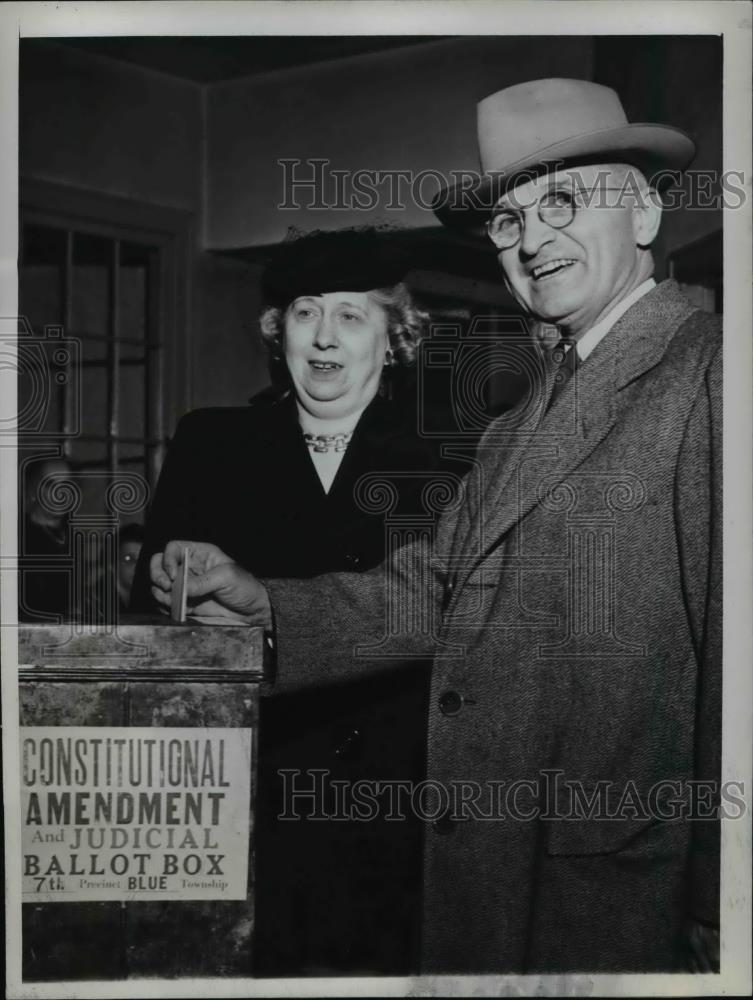 1944 Press Photo Sen.Harry S.Truman and wife cast their ballots at Independence - Historic Images