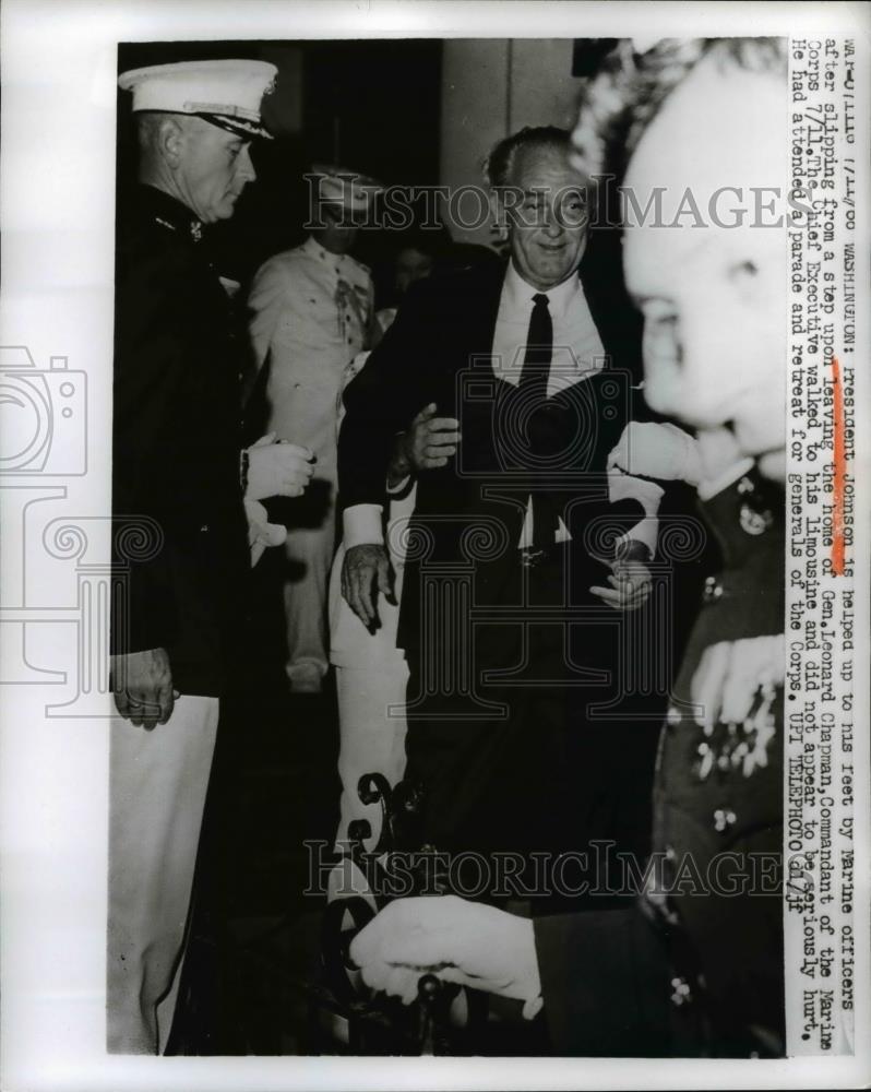 1968 Press Photo Pres. Lyndon Johnson leaving the home of Gen Leonard Chapman - Historic Images