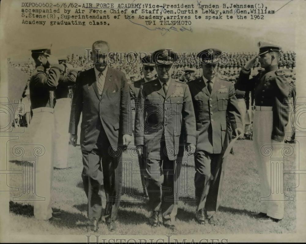 1962 Press Photo Vice President Lyndon Johnson USAF Chief of Staff Gen C LeMay - Historic Images