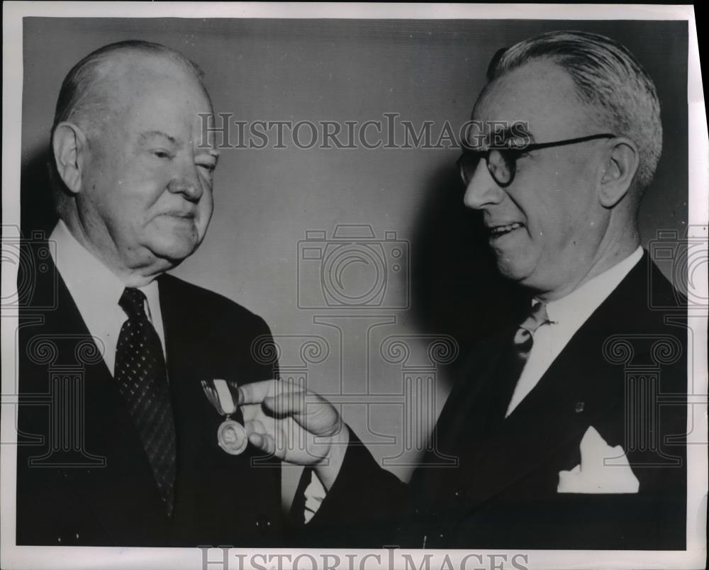 1954 Press Photo Herbert Hoover accepts gold medal from George L Pliss New York - Historic Images