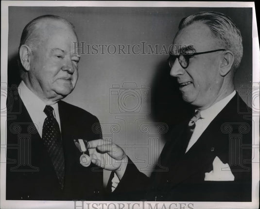 1954 Press Photo Herbert Hoover accepts gold medal from George L Pliss New York - Historic Images