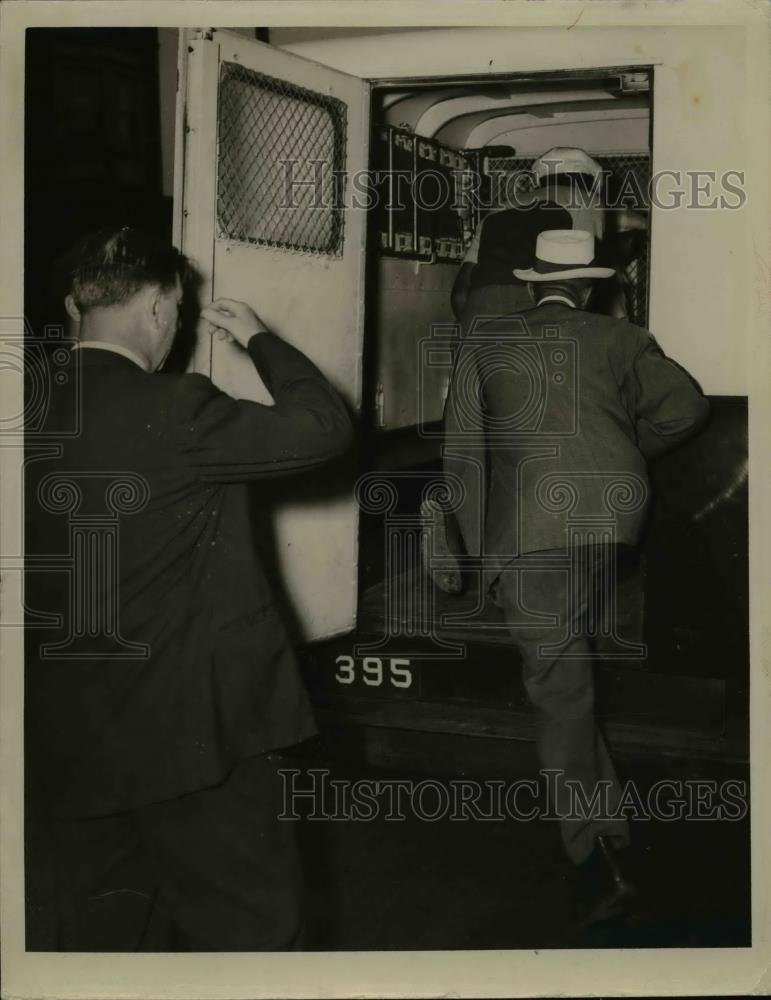1949 Press Photo Lt John Fitzgerald with Trip Goodwin loaded to police vehicle - Historic Images