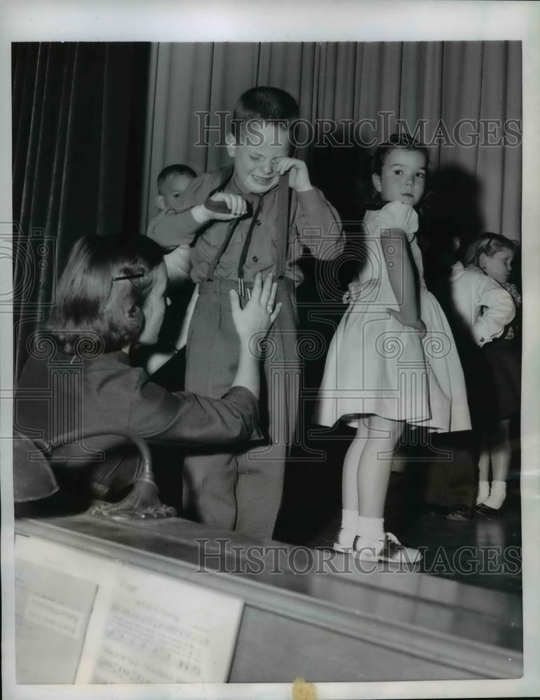 1950 Press Photo Kindergarten Students in the middle of ths stage duing play - Historic Images