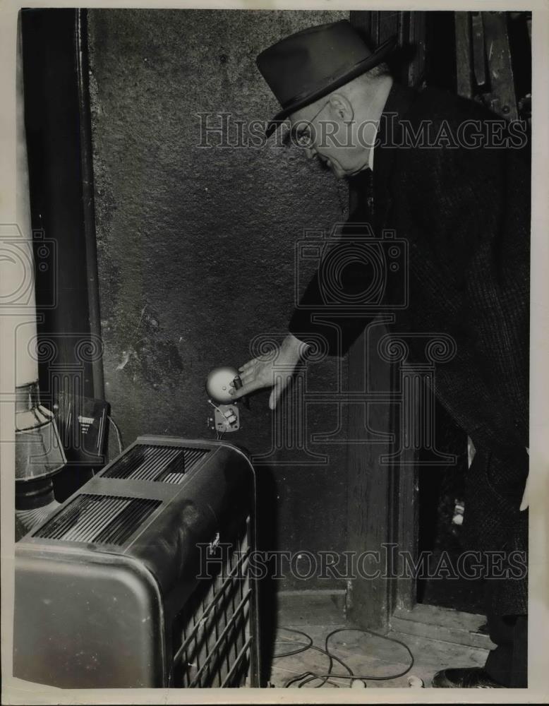 1951 Press Photo Inspector Martin Black checks photoelectric eye in hallway - Historic Images