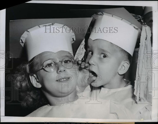 1947 Press Photo John Dubrava and Sally Smolen graduates of Peabody Kindergarter - Historic Images