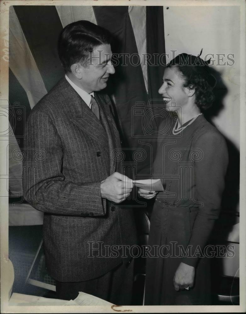 1944 Press Photo Curtis Lee Smith and Mrs Brayton gives her report - nee92774 - Historic Images