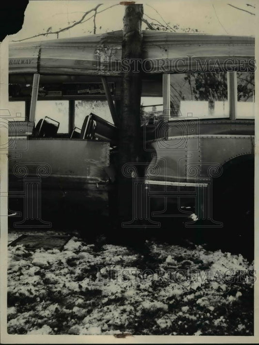1933 Press Photo Bus crashed at the Tree - nee89786 - Historic Images