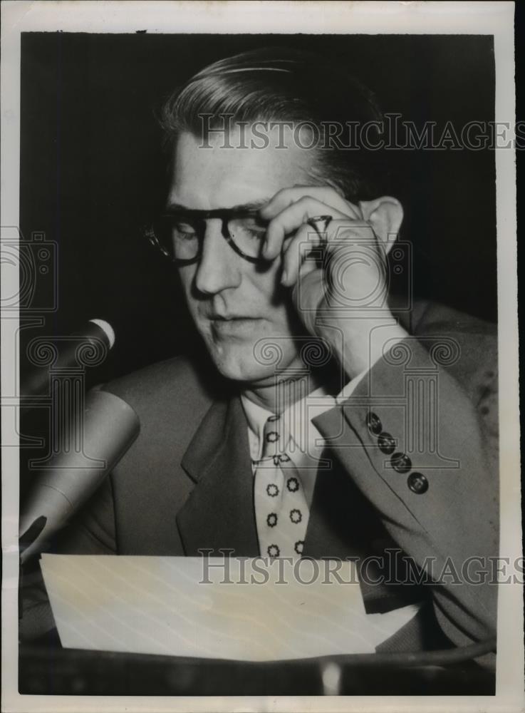 1954 Press Photo Robert Collier reads Herbert Brownell Protest baring Memo Data - Historic Images