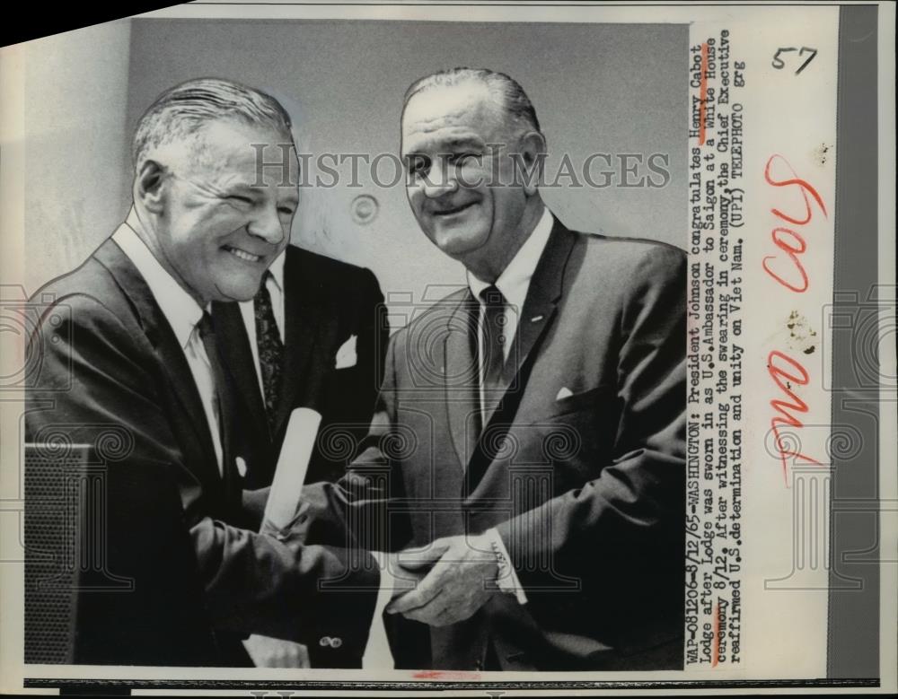 1965 Press Photo Pres. Lyndon Johnson congratulate Henry Cabot Lodge - Historic Images