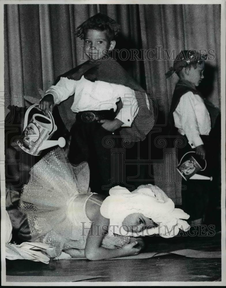 1958 Press Photo Graduation day for Kindergarten at Palci school in Hays Kansas - Historic Images