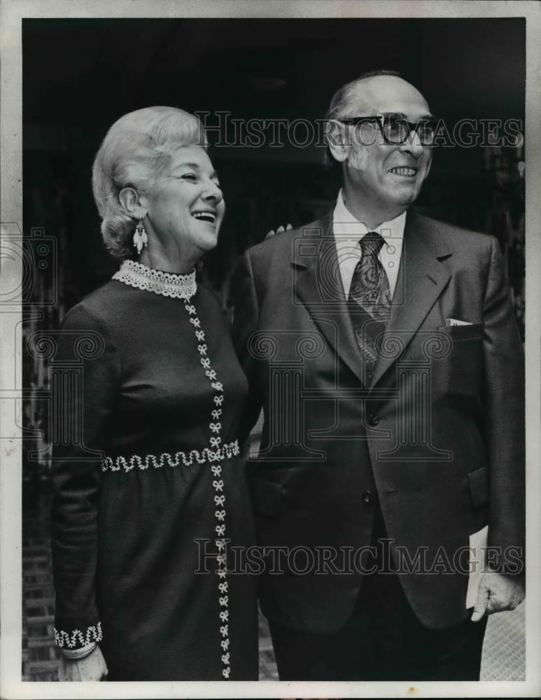 1972 Press Photo Mrs.Harold Kahn and LeRoy Kendis at Brathenahl Place Ohio - Historic Images