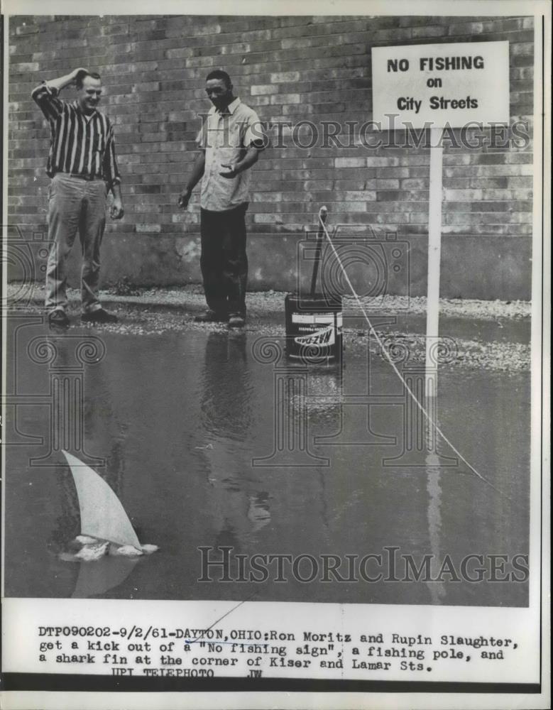 1961 Press Photo No Fishing signs at the corner of Kiser and Lamar Streets - Historic Images