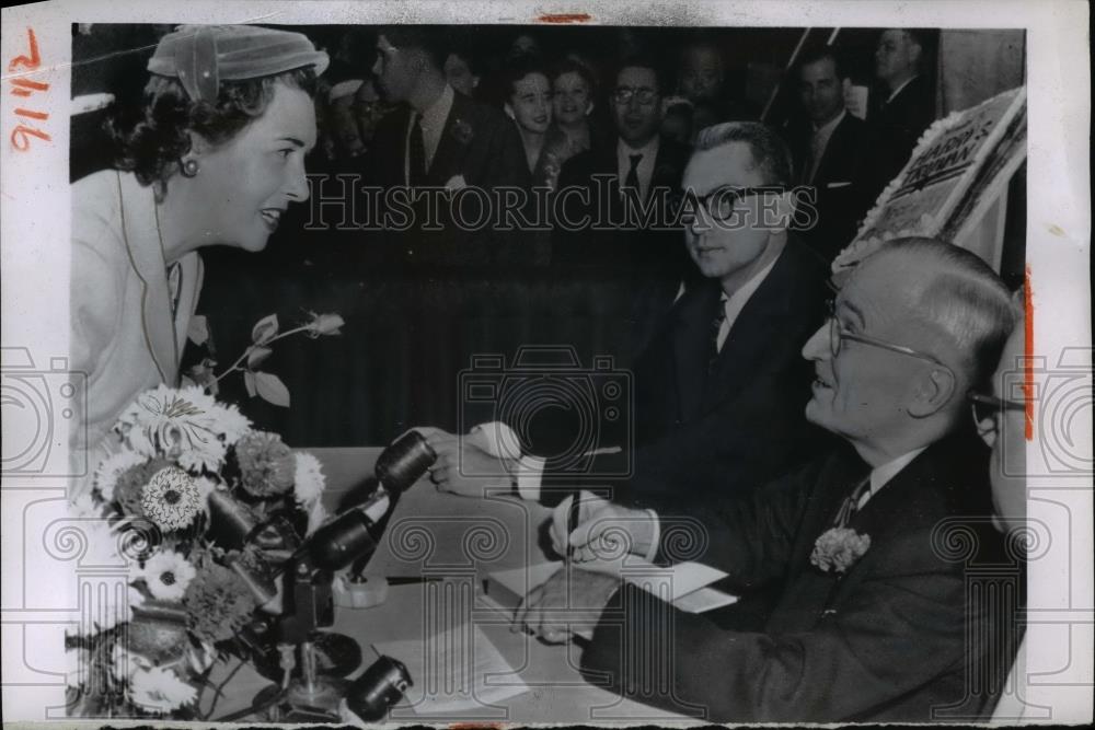 1955 Press Photo Pres.Harry Truma autographs Mrs J.D. Long Year of Decision Book - Historic Images