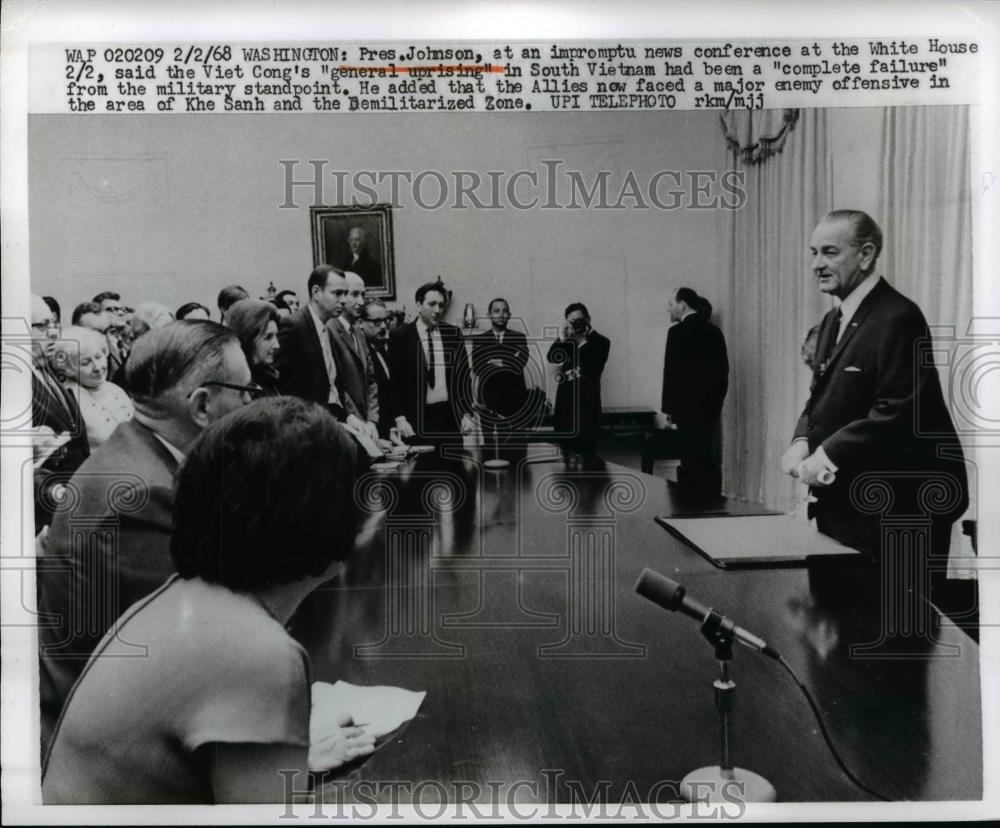 1968 Press Photo Pres. Lyndon Johnson at impromptu news conference - nee90675 - Historic Images