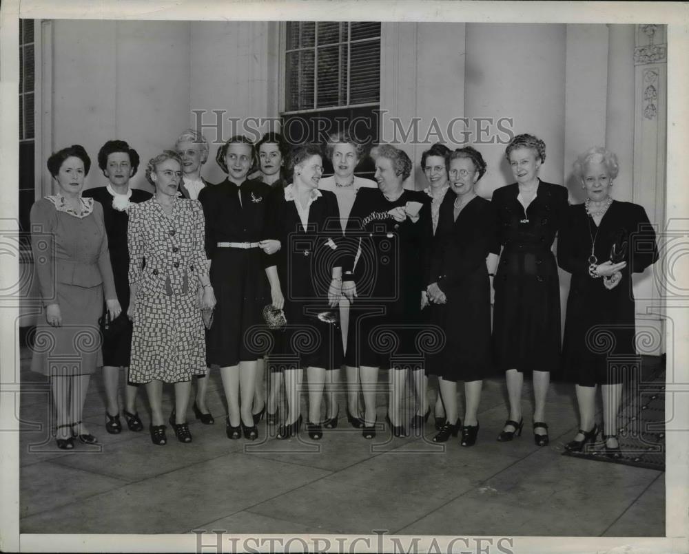 1946 Press Photo Mrs.Harry Truman with members of Independence Mo Bridge Club - Historic Images
