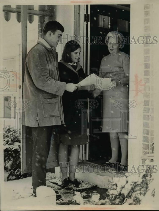 1966 Press Photo Tom Bennhoff & Sally Hoelzer talk with Mrs William Daly - Historic Images
