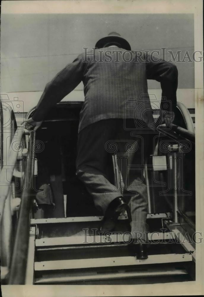 1954 Press Photo Winston Churchill board plane for Ottawa ending stay - Historic Images