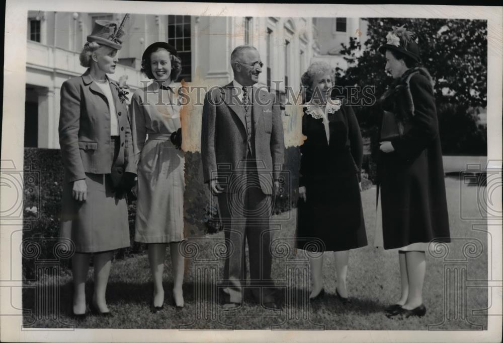 1946 Press Photo Pres.Truman and Mrs Truman meet Typical American Nurse - Historic Images