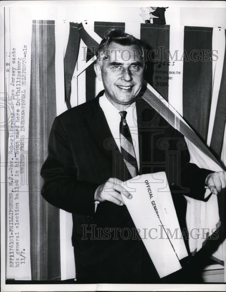 1961 Press Photo NJ Governor Robert Meyner voting in general elections - Historic Images