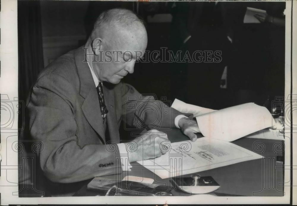 1957 Press Photo Pres, Dwight Eisenhower sign Middle East Doctrine at Washington - Historic Images